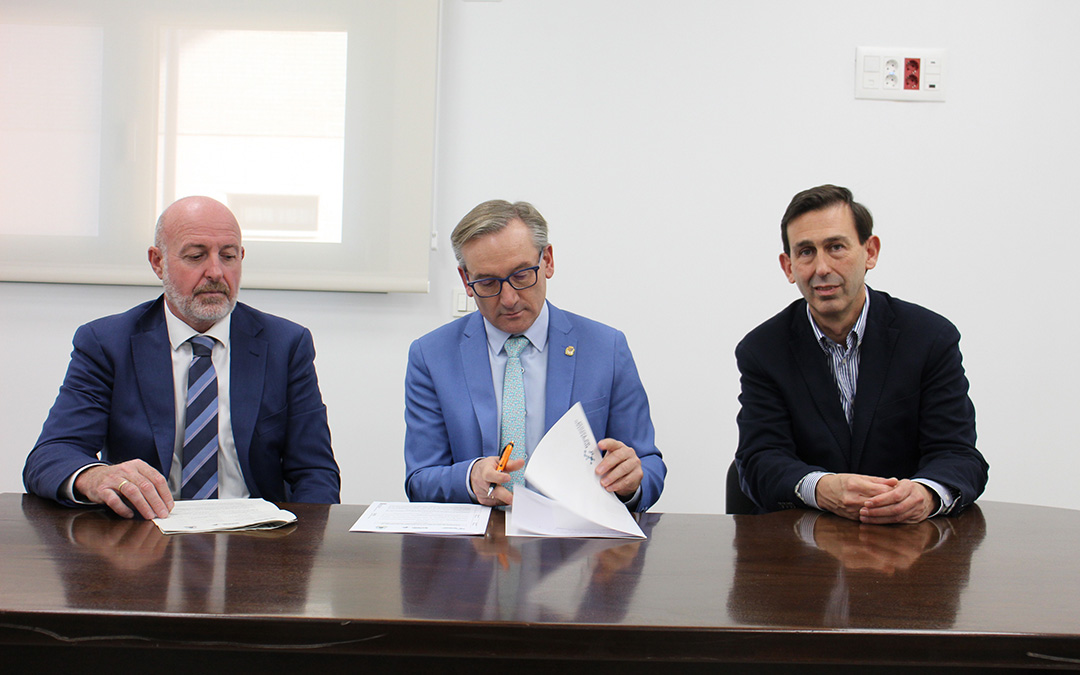 El presidente de la DPT, Joaquín Juste, con el convenio en la mano entre el director de zona de Ibercaja, Eduardo Sola; y el Ecónomo Diocesano de la Archidiócesis de Zaragoza, Joaquín Abellanas. / B. Severino