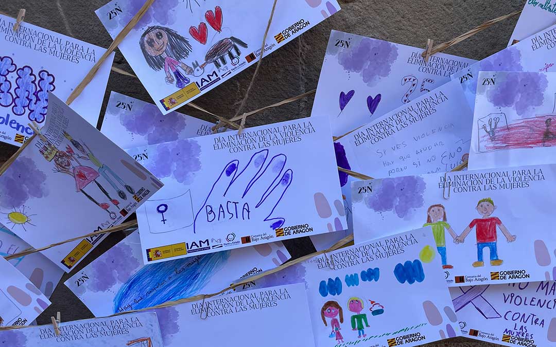 Mensajes y dibujos de escolares de Alcañiz en la concentración por el 25-N en un acto con Ayuntamiento y Comarca en 2023. / María Celiméndiz