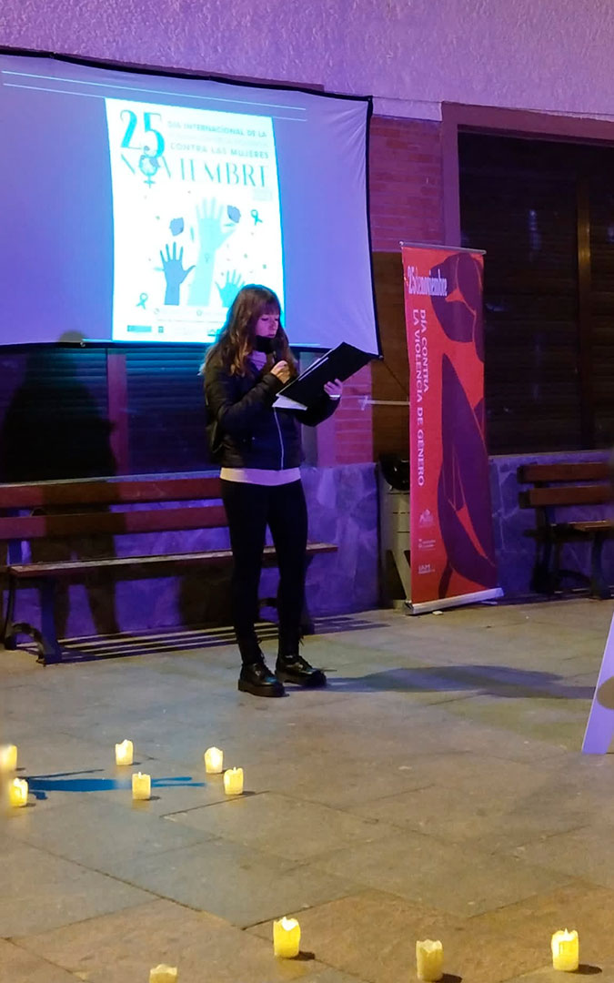 Lectura del manifiesto en la concentración en la plaza del Regallo la víspera del 25-N. / servicios sociales comarcales