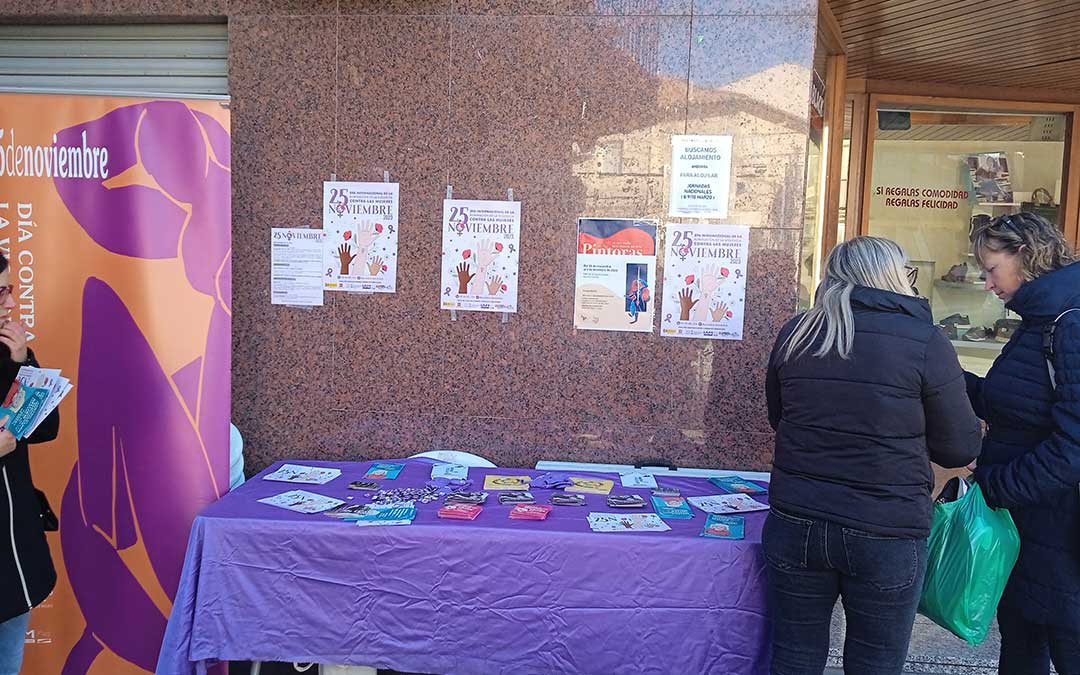 Mesas informativas por la mañana en Andorra. / servicios sociales comarcales