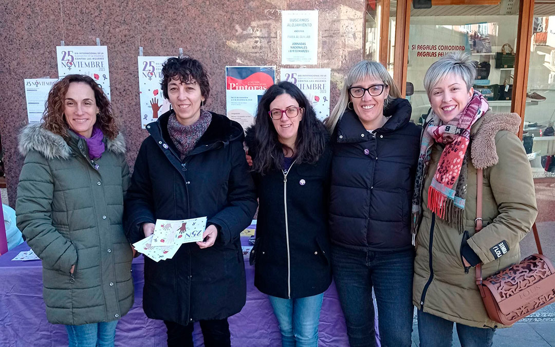 Profesionales de los servicios sociales de la Comarca Andorra-Sierra de Arcos estuvieron repartiendo información en la peatonal. / servicios sociales comarcales