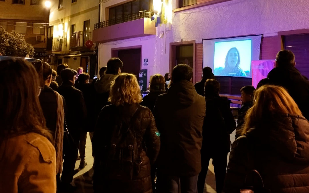 Concentración en la plaza del Regallo la víspera del 25-N. / servicios sociales comarcales