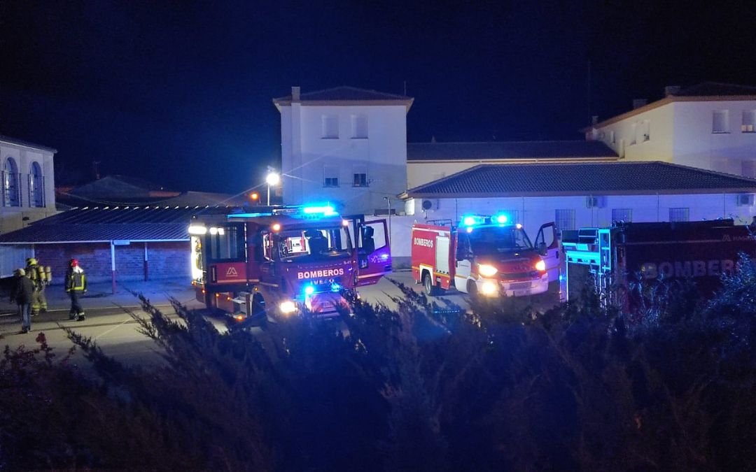 Los bomberos de protección civil y de la Diputación extinguieron el incendio./ Protección Civil.