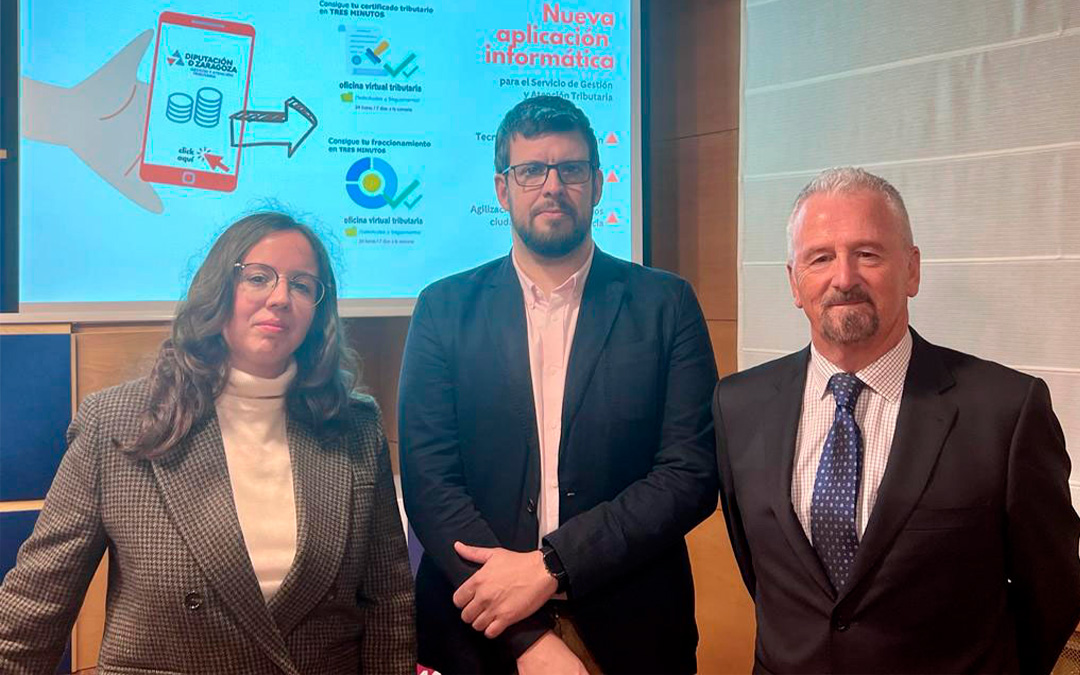 La técnico del servicio, Mercedes Pérez; el diputado delegado de Gestión y Atención Tributaria de la DPZ, Abraham Martínez; y el tesorero de la Diputación de Zaragoza, Luis Manuel López-Montoto./ DPZ