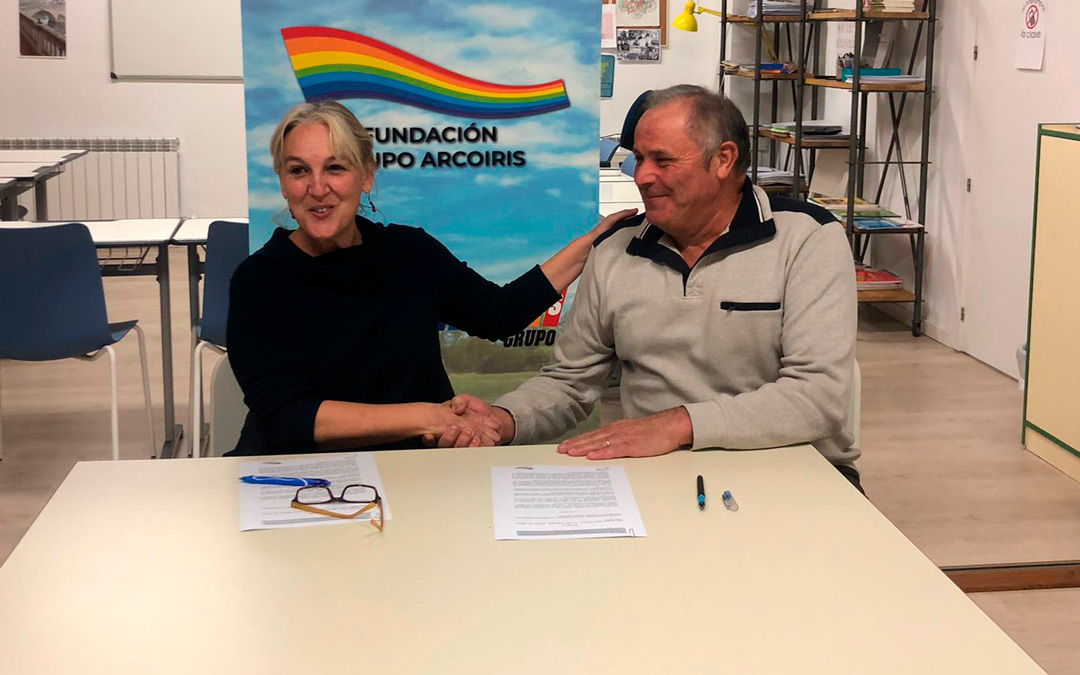 Firma del acuerdo entre el presidente del grupo Arcoíris, Delfín Albesa, y Ángeles Sahún. /L.C.