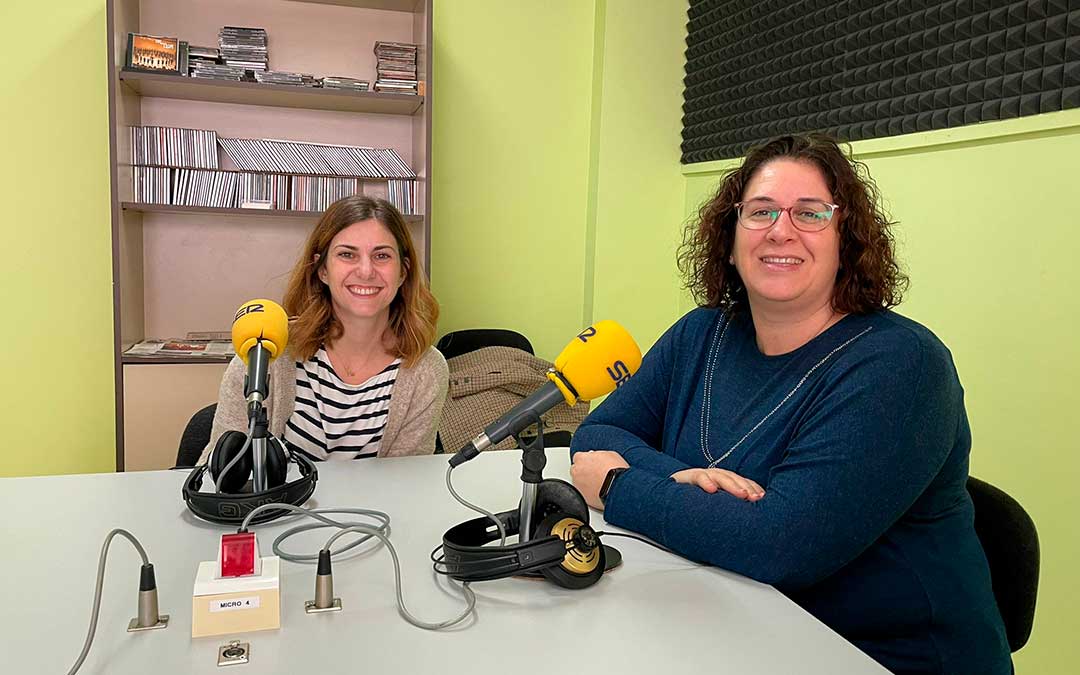 Verónica Buenacasa, jefa de estudios del C.E.I.P. Alejo Lorén, y Mónica Giménez, tutora del aula TEA., en Radio Caspe/ S.F.