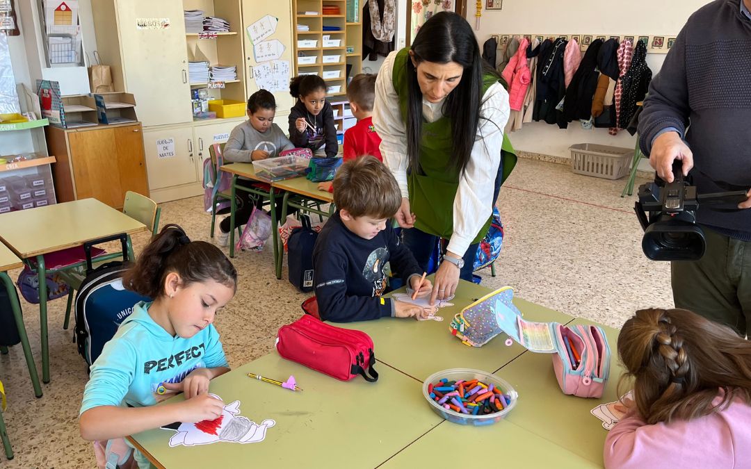 Alumnos de 1º de Primaria del colegio Virgen del Pilar de Calanda decorando sus postales./ C.O.