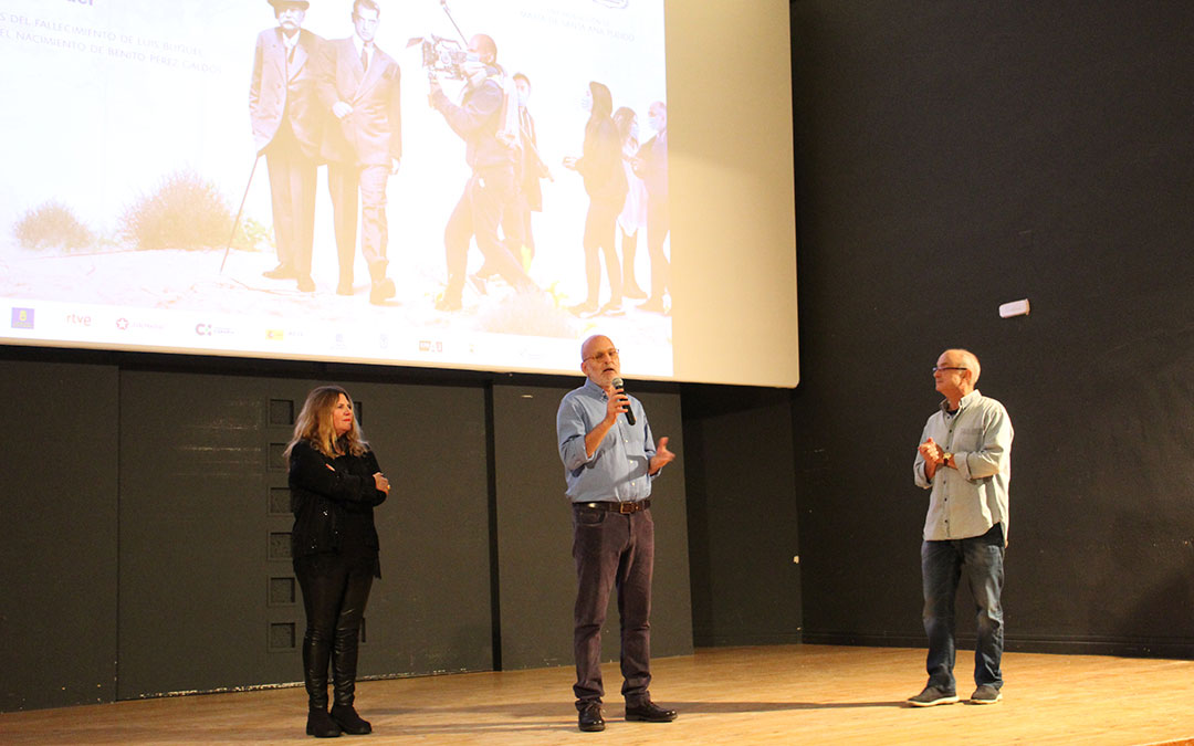 El director, Luis Roca, tomando la palabra ante la productora, Marta de Santa Ana, y el director del CBC, Jordi Xifra. / B. Severino