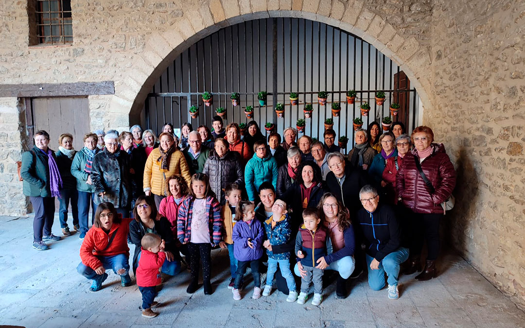 En Cantavieja se han unido por el 25-N y han colocado sus macetas. / L.C.