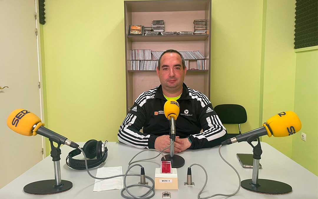 Carlos Fuster, organizador III Torneo Ciudad de Caspe Datchball en Radio Caspe. / S.F