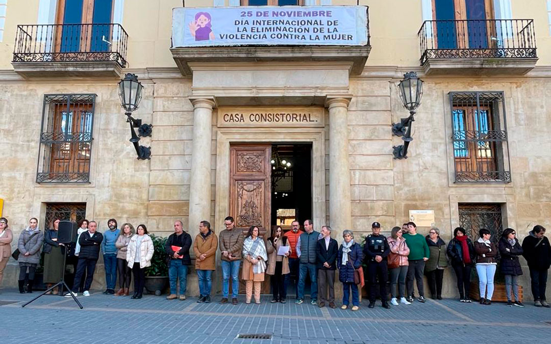 Concentración la víspera del 25-N en las puertas del ayuntamiento de Caspe. / L.C.