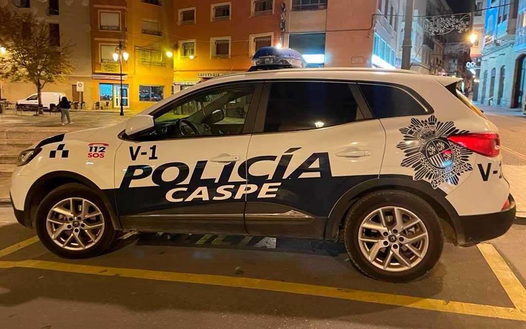 Coche de Policía Local aparcado en Caspe./ S.F.