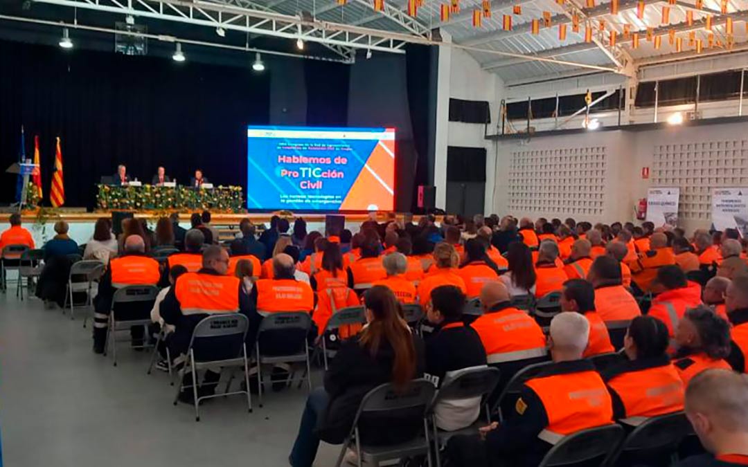 Protección Civil reconoce la labor de los voluntarios en el Congreso "Hablemos de ProTICción Civil"./DGA