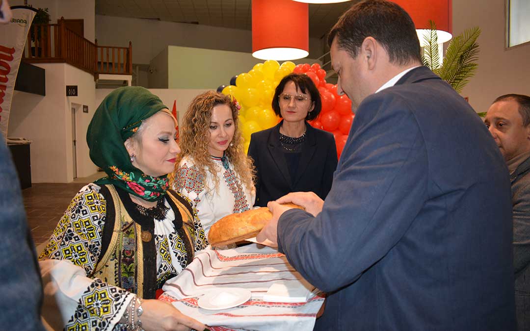 El alcalde de Alcañiz probando uno de los postres tradicionales./I.M.