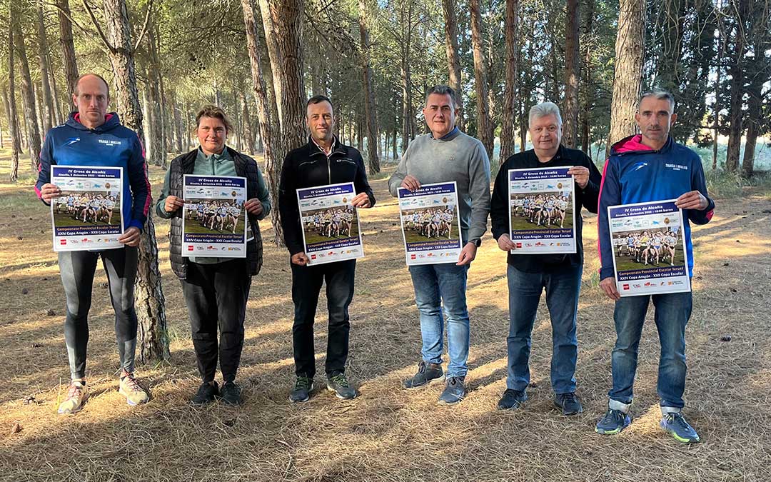 Marc Martínez, miembro de la junta del Club Tragamillas: Carmen Morfioli, gerente del campin; Carlos Herráez, coordinador del SMD; Eduardo Orrios, teniente alcalde y edil de Deportes de Alcañiz; Santiago Chivite, coordinador de la Copa Aragón; y Luis Lizana, presidente del Club Tragamillas, este miércoles, en el pinar de la Estanca donde se desarrollará el cross./ L. Castel