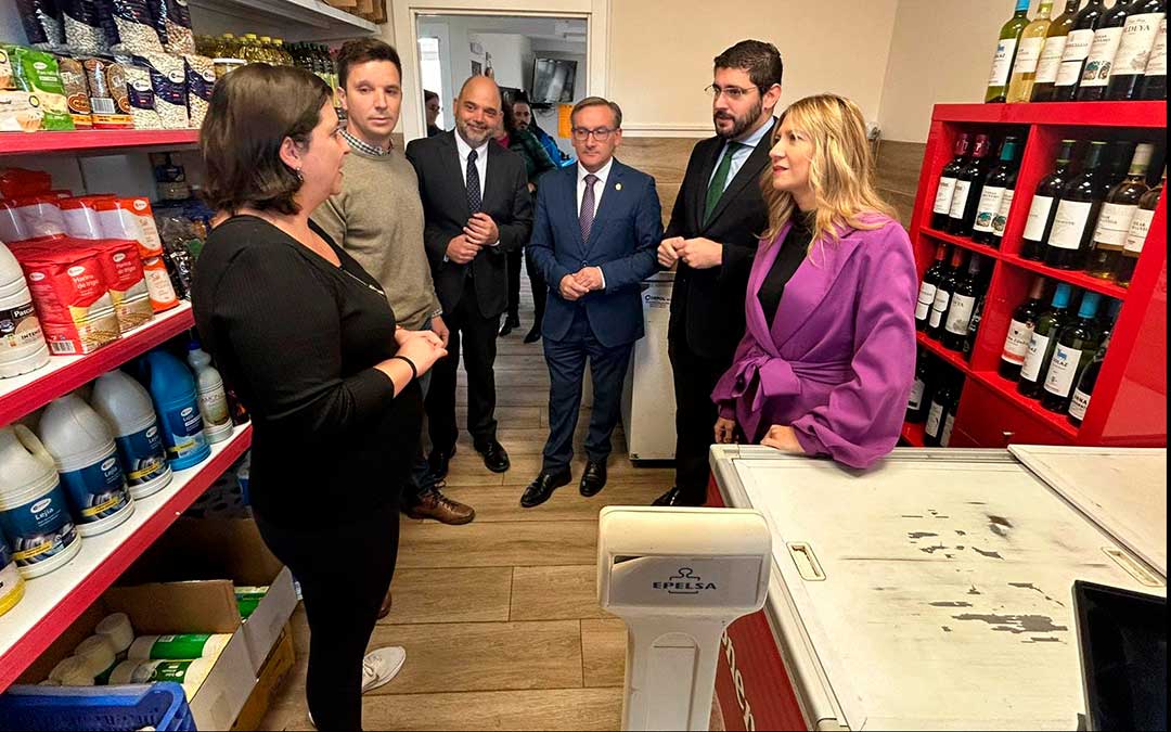 Los vicepresidentes Vaquero y Nolasco, el miércoles, visitando un multiservicio turolense junto a Juste y Santa Isabel / DGA