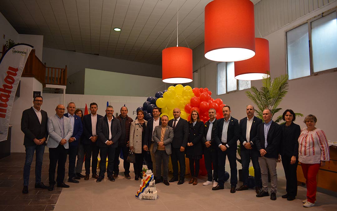 Foto de familia por la celebración del Día Nacional de Rumanía en Alcañiz./I.M.