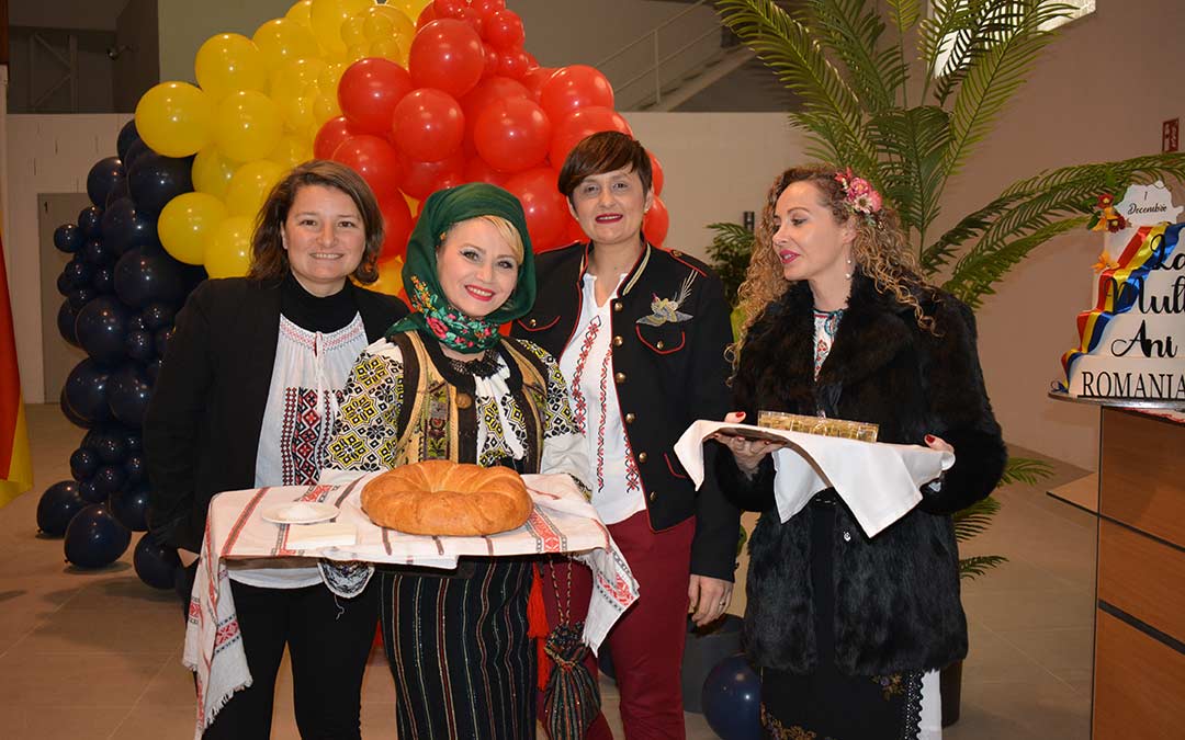 Artistas invitadas junto a integrantes de la asociación, portando el traje popular./I.M.