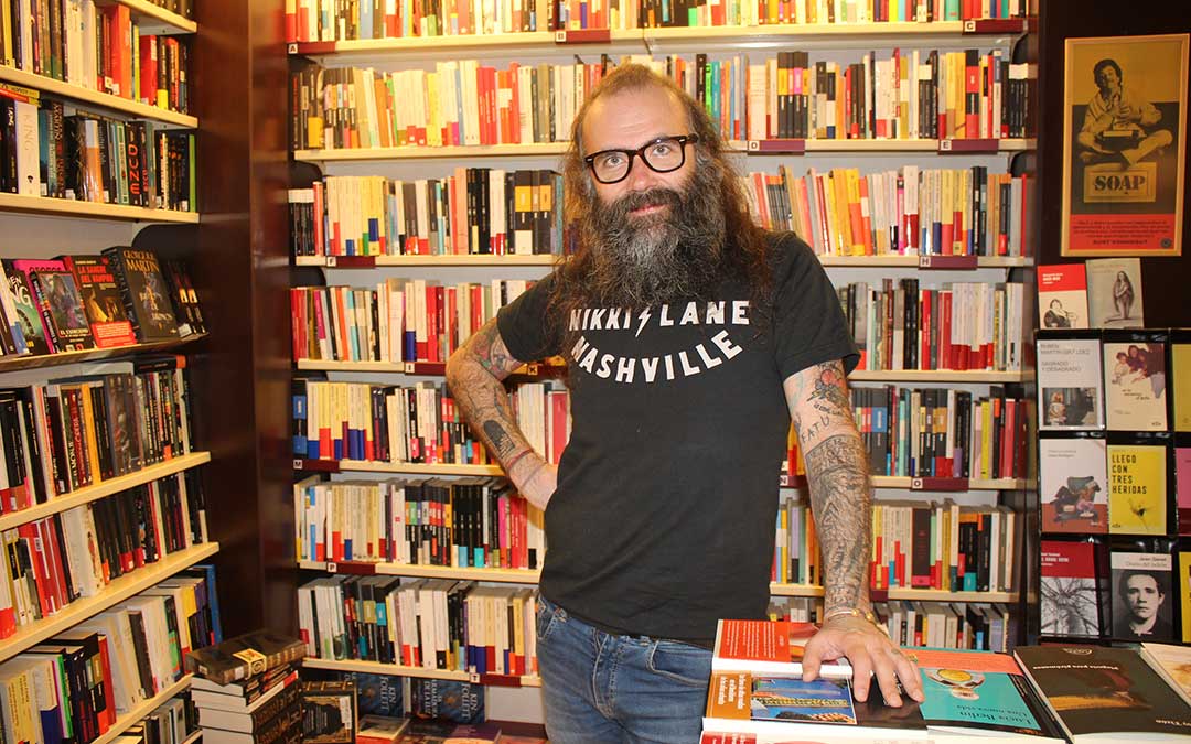 Eugenio Ramo, el jueves, en su librería Santos Ochoa / L. Castel