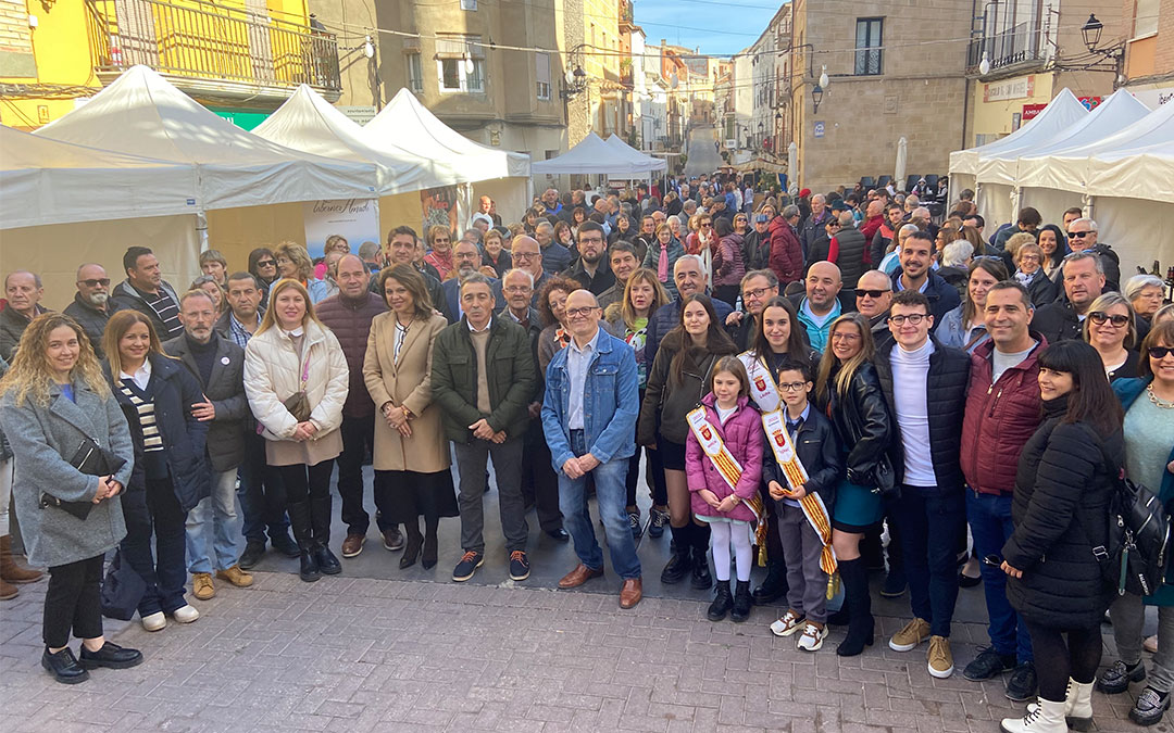 Foto de familia tras la inauguración de la tercera de la feria de Nonaspe. / A.Z
