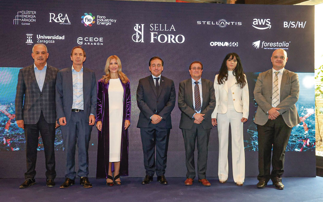 Foto de familia de las autoridades con el ministro Albares a la cabeza, algunos ponentes y organizadores./ FIE