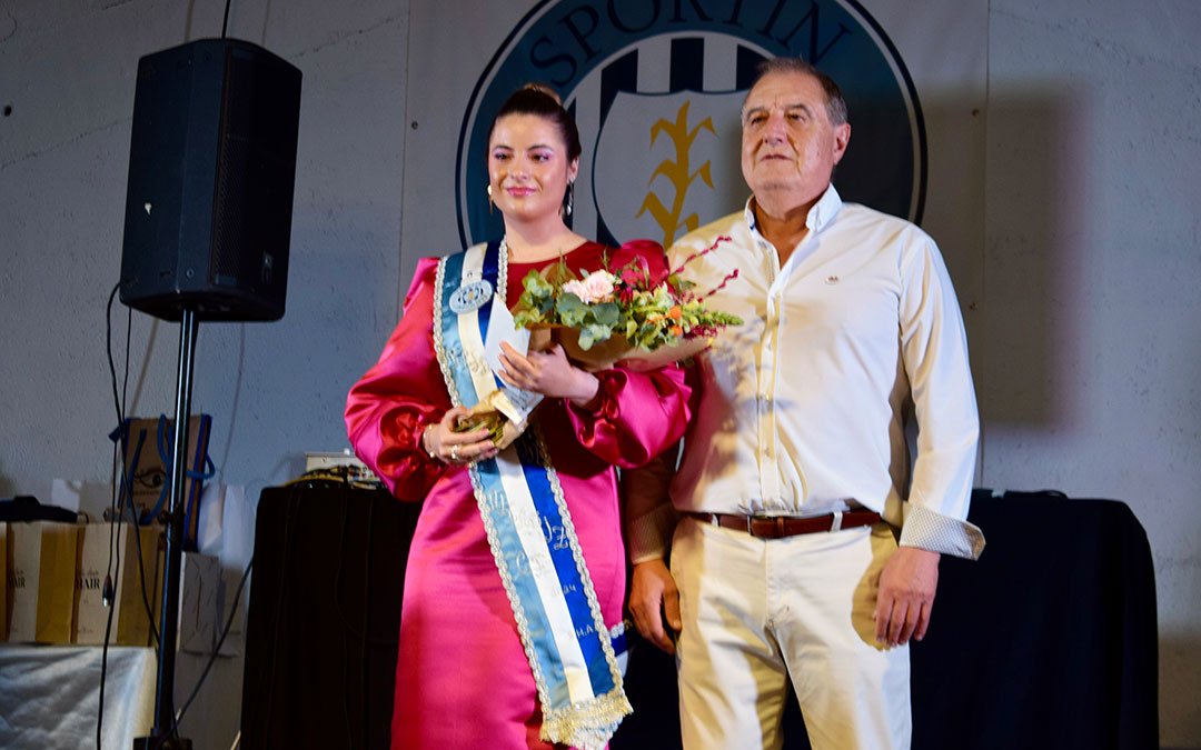 Bárbara Herrero, reina del Sportin Alcañiz, junto al presidente del club, Pedro Caso. / Sportin Alcañiz