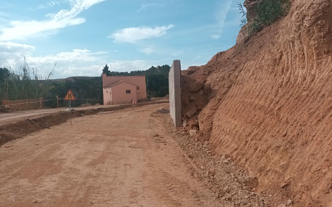 Un momento de los trabajos del muro de contención el pasado mes de octubre, a días de la fecha prevista de apertura de la carretera. / EsHíjar