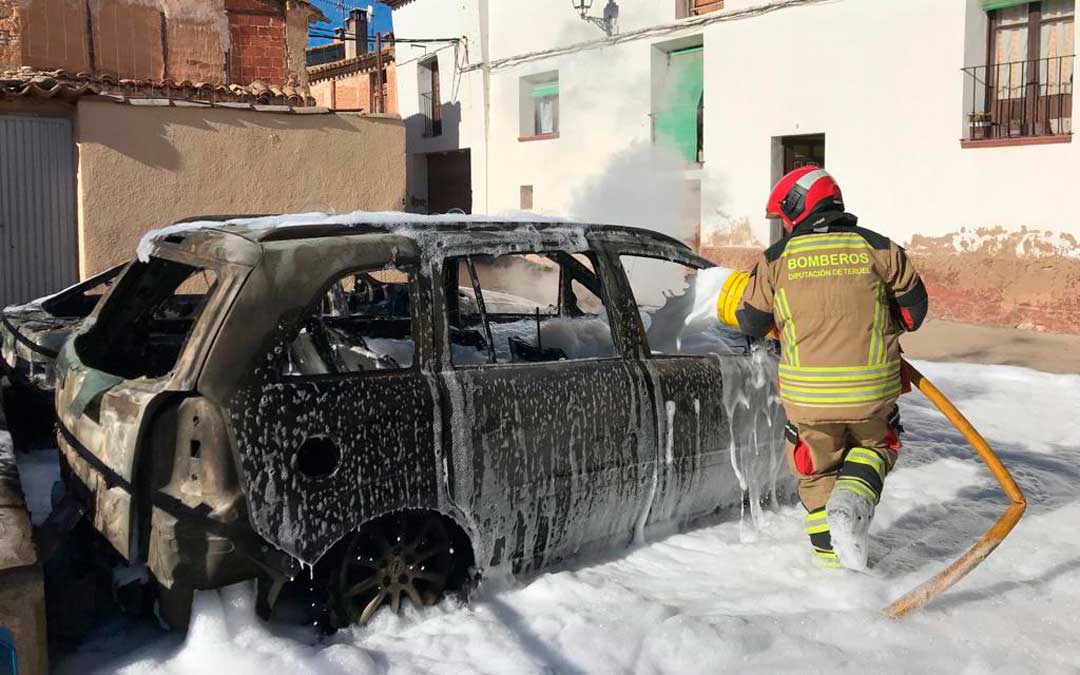 Los bomberos del parque de Alcañiz sofocaron las llamas./ DPT