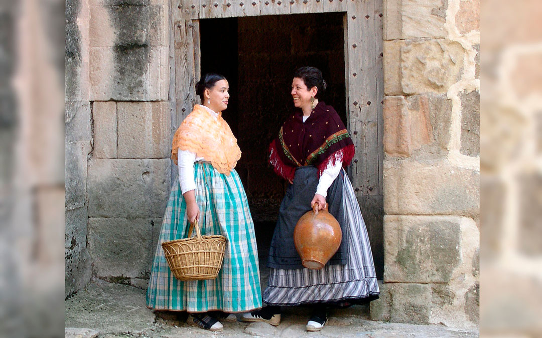 Vecinas de la comarca con la indumentaria tradicional. /Museo Maestrazgo