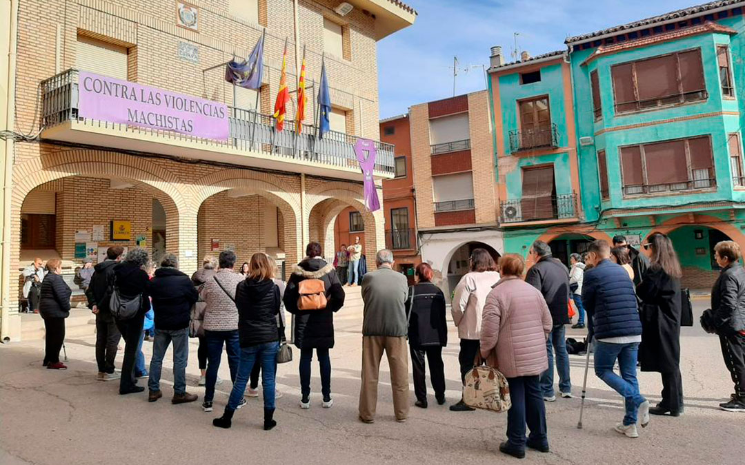 Lectura del manifiesto el mismo sábado 25-N en la plaza de La Puebla de Híjar entre el ayuntamiento y la Comarca del Bajo Martín. / Ayto. La Puebla