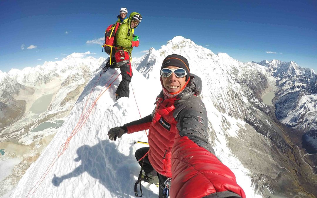 Manu Cordova en la cima del Chekigo, en Nepal./ Archivo personal.