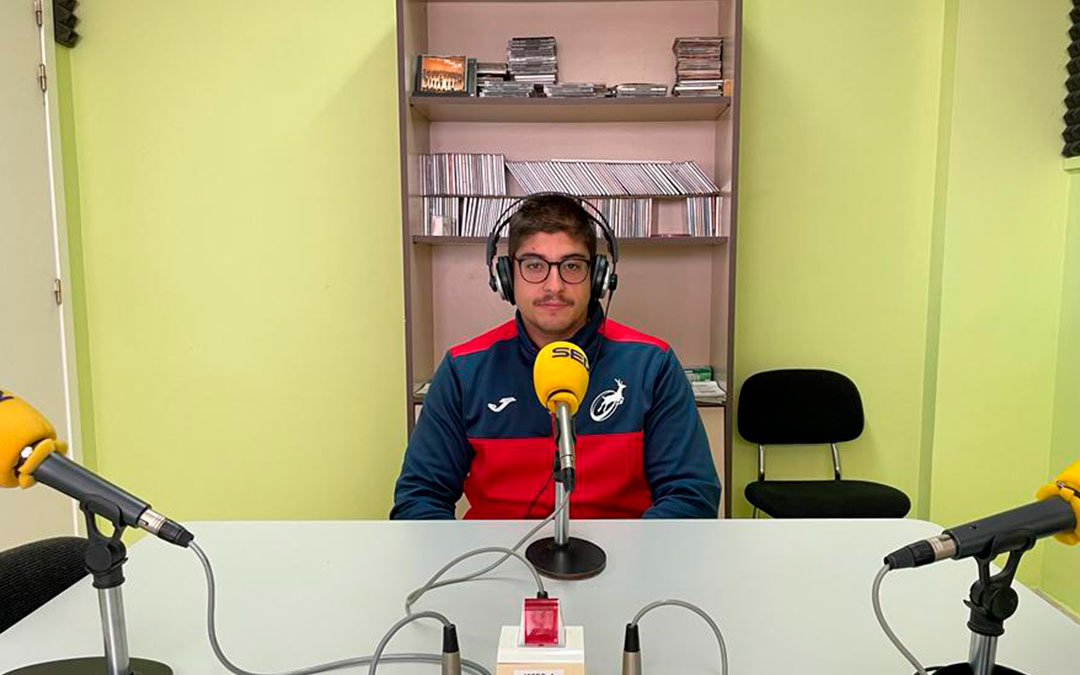 Marcos Sarria, entrenador del equipo de rugby Bajo Aragón, en Radio Caspe./ S.F.