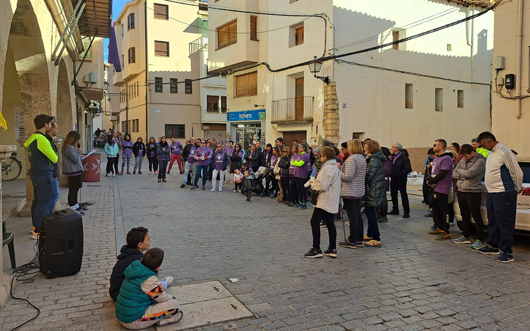 Lectura del manifiesto en la plaza masina por este 25-N. / Ayto. Mas de las Matas