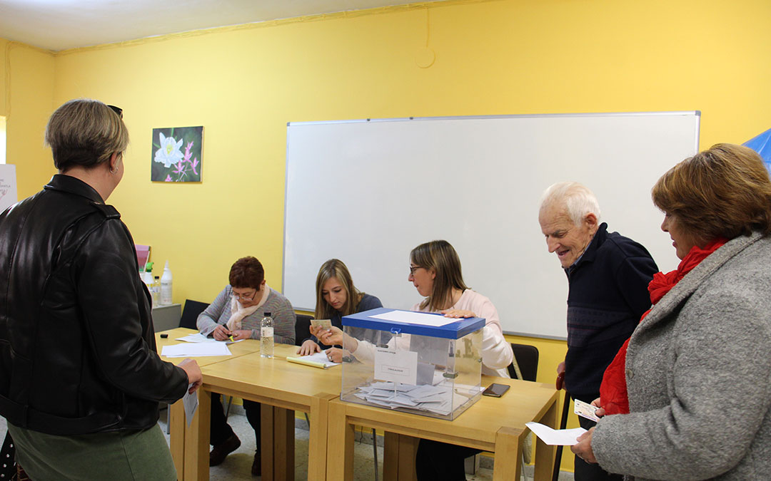 Un momento de las votaciones a las elecciones locales en Monroyo este 26 de noviembre. / B. Severino