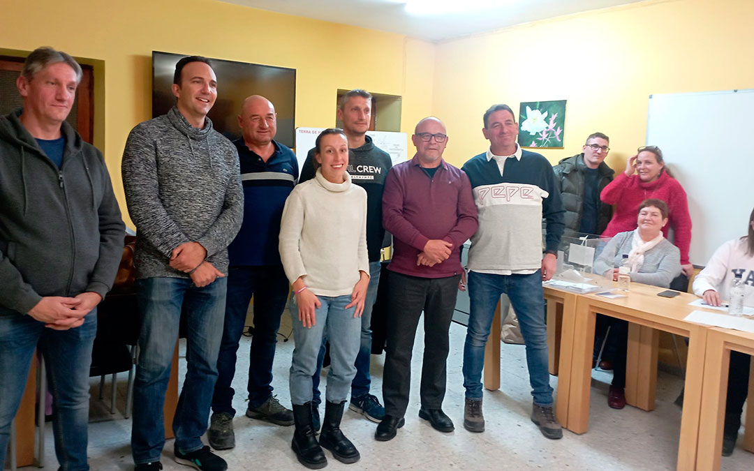 Nuevo Ayuntamiento de Monroyo con el PP y TE. Gascón, segundo por la izquierda, es el nuevo alcalde. / L.C.