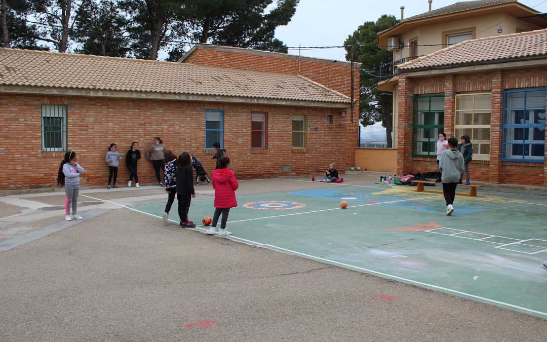 Imagen de archivo. Escolares juegan en el patio del colegio de Chiprana./ La COMARCA
