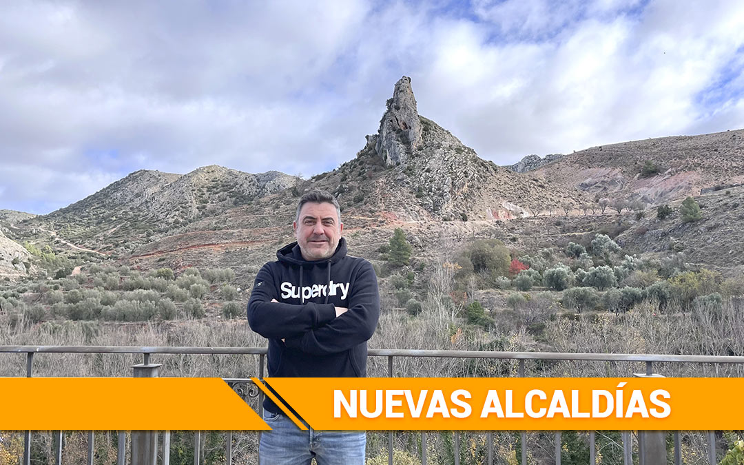 David Ferrer con el Picuezo de fondo en Molinos, pueblo en el que siempre quiso vivir./ Camila Ortiz