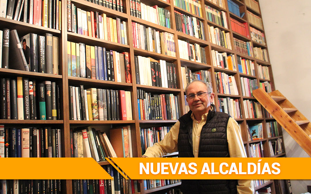 Gómez, en su biblioteca personal en Jatiel, donde trabaja para abrir un punto de lectura municipal. Es autónomo y al trabajo y a su pueblo dedica su tiempo, pero los libros ocupan un lugar destacado en su casa y en su vida./ Beatriz Severino