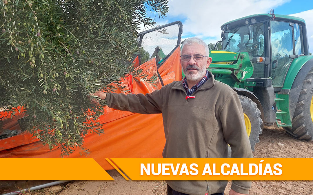 El alcalde de La Fresneda, José Ramón Gimeno, en una finca situada entre La Fresneda, su villa, y Torre del Compte./ J.L.