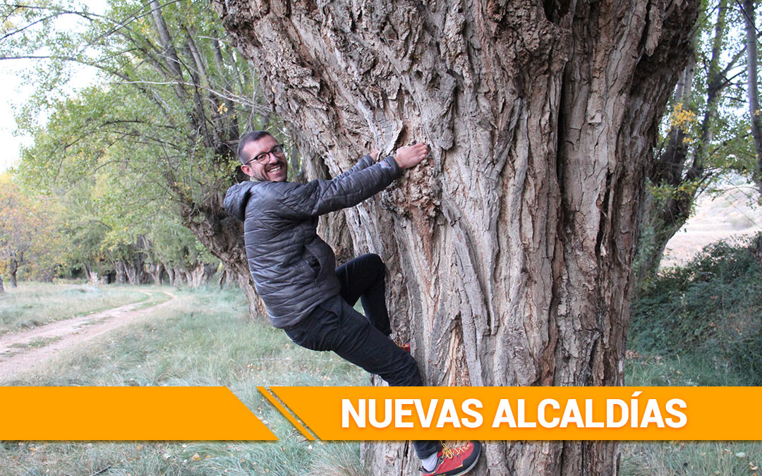 La escalada es la pasión de Rubira, joven implicado en la asociación cultural, los tambores, y hace años en el fútbol. Posa en los chopos, orgullo de Berge./ Beatriz Severino