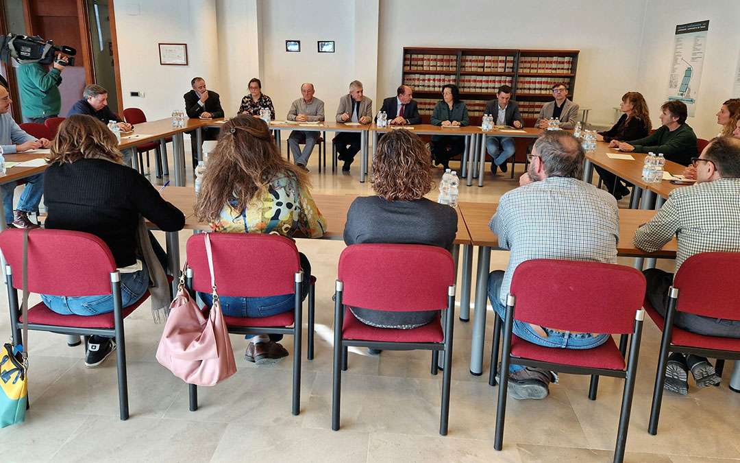 El consejero Samper se reúne con las OCAS de Teruel./ DGA