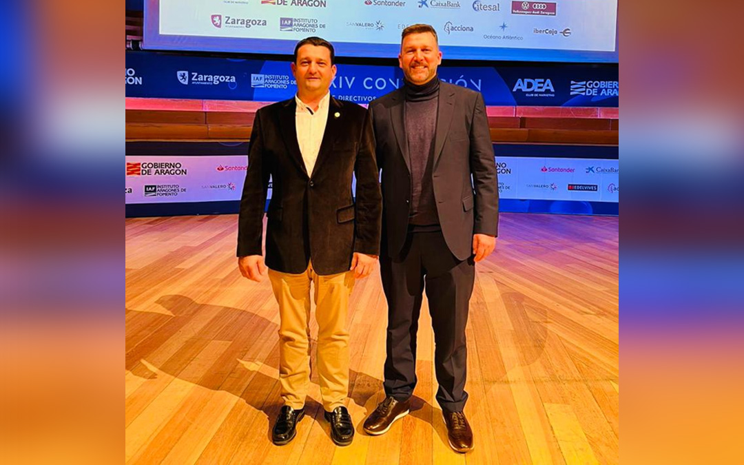 El alcalde de Alcañiz, Miguel Ángel Estevan, acompañó a Adrián Lahoz, propietario/gerente de Empeltre Restaurante en Alcañiz en la gala de los premios ADEA./ La COMARCA