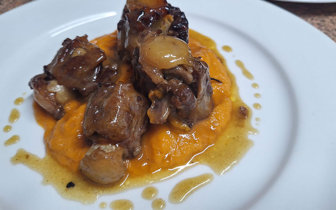 Rabo guisado con naranja y zanahoria./ Manuel Barrau