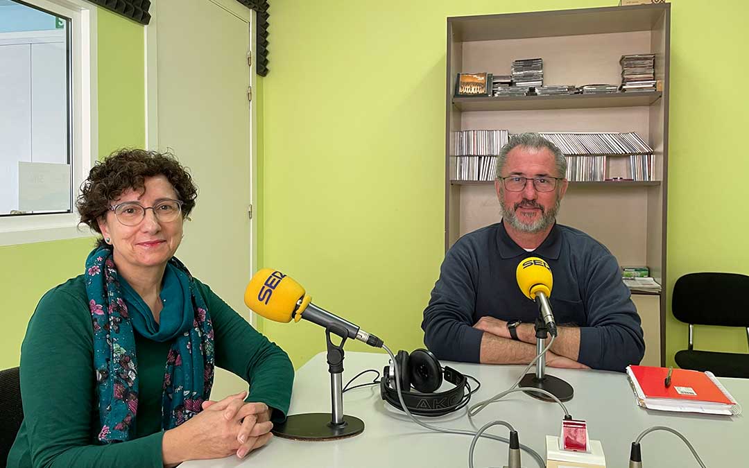 Joaquín Royo y Pilar Moré del Coro Ciudad de Caspe en Radio Caspe./ Sofía Fondevilla