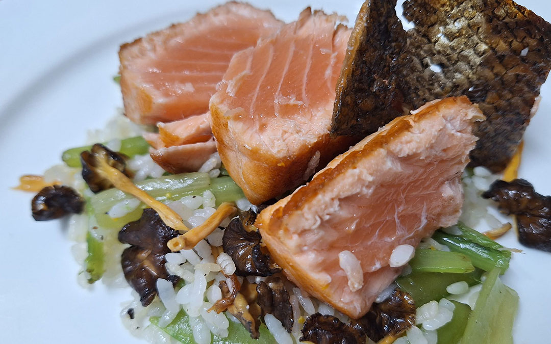 Salmón con arroz, borrajas y trompetas./ Manuel Barrau