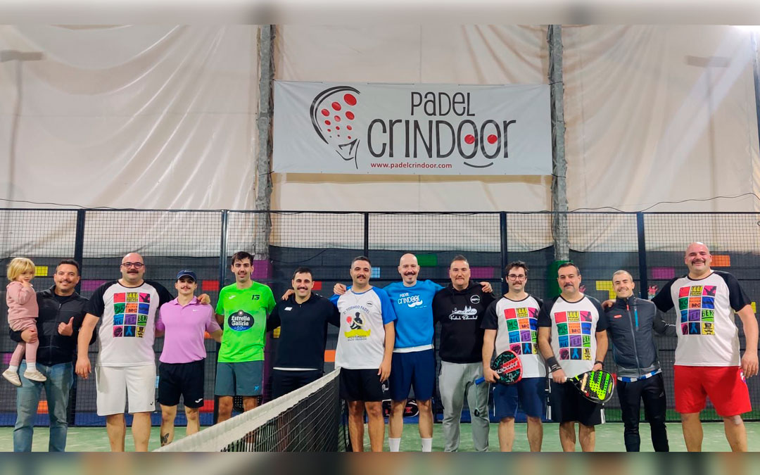 Los organizadores posan junto a sus bigotes durante el torneo./ Movember Bajo Aragón
