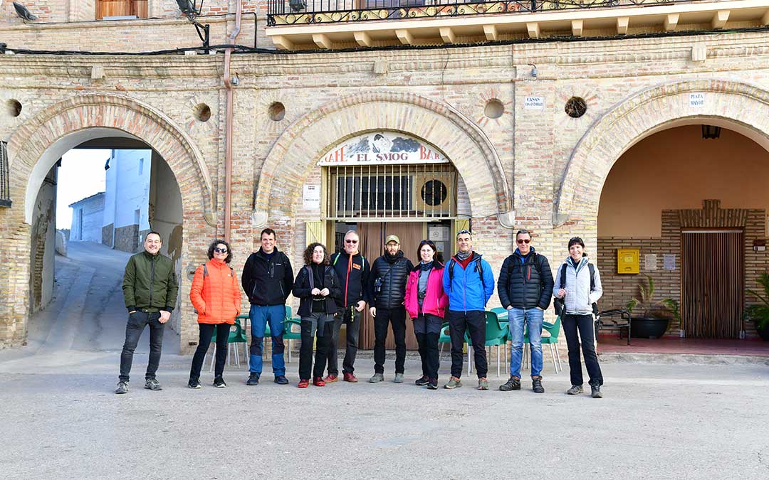 Foto de grupo en la plaza del Ayuntamiento de Urrea antes de comenzar la excursión guiada por Ricardo Rodríguez, en el centro. / Káralom