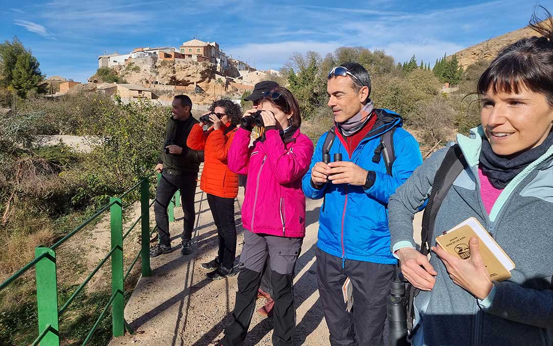 Atentos a las explicaciones sobre ornitología en el entorno de Urrea entre La Badina y El Ventanico. / Ricardo Rodríguez - Káralom