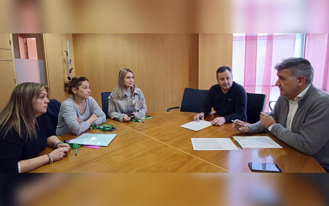 Reunión entre el presidente de la Comarca Cuencas Mineras, Javier Larraz, y el alcalde de Utrillas, Joaquín Moreno, y el AMPA./ Ayuntamiento de Utrillas
