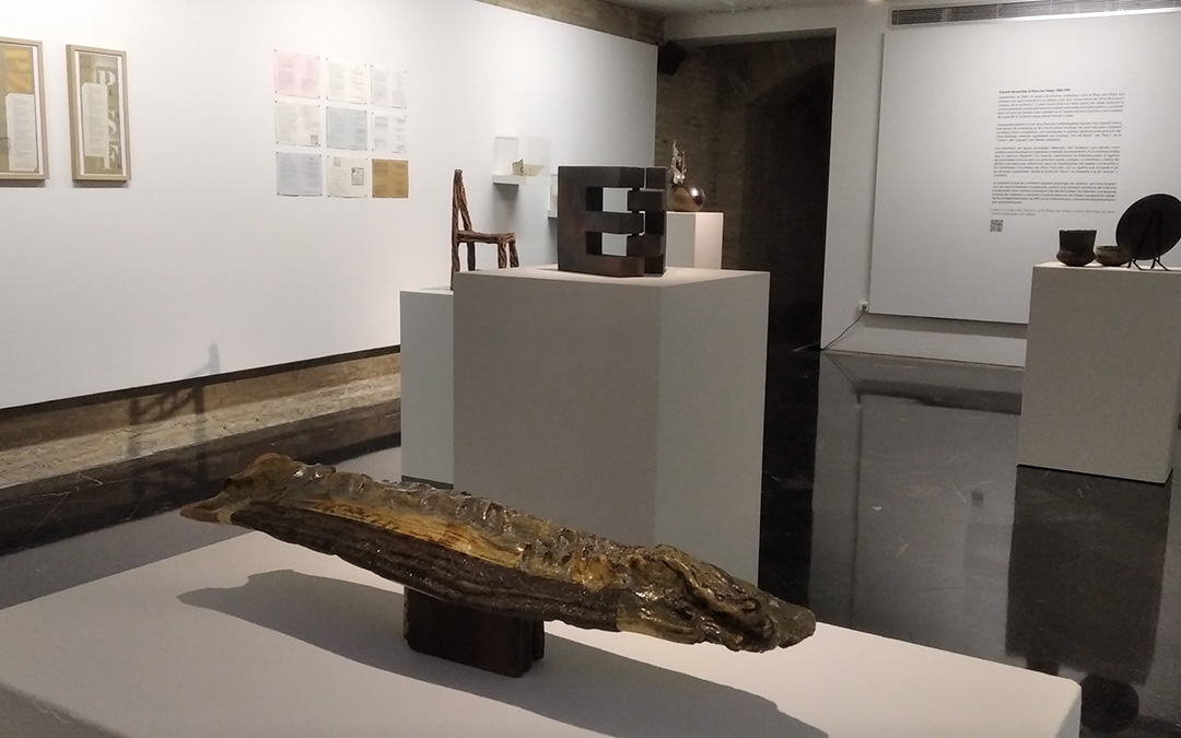 En primer término, la obra de Ferrando que puede verse hasta el domingo 19. / B. Severino